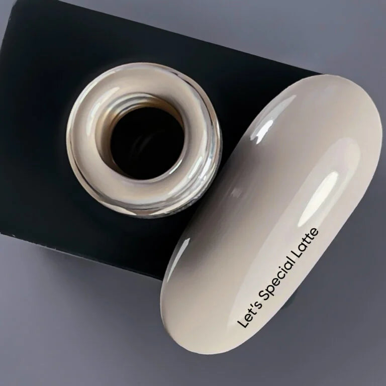 NAILSOFTHEDAY Gel Polish Latte — бежево–карамельний гель-лак, що перекривається в один шар, 10 мл