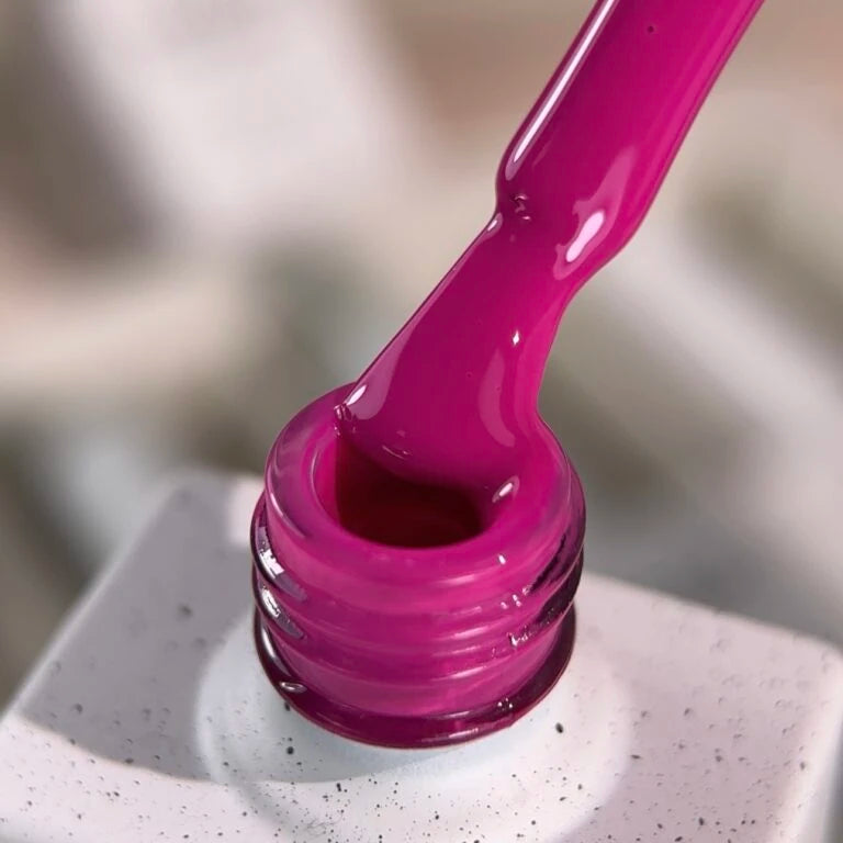 NAILSOFTHEDAY Gel Polish Dragonfruit — пурпурно-рожевий гель-лак, що перекривається в один шар, 10 мл