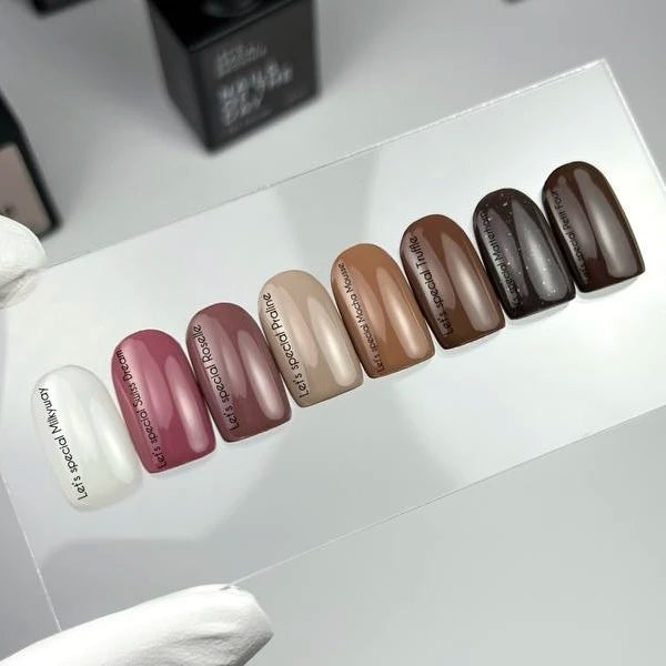 NAILSOFTHEDAY Gel Polish Matterhorn — шоколадно коричневий з золотою поталлю гель-лак для нігтів, що перекриває в один шар, 10 мл