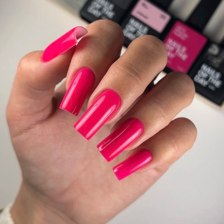 NAILSOFTHEDAY Gel Polish Purple — яскраво-рожевий гель-лак, що перекривається в один шар, 10 мл