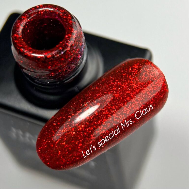 NAILSOFTHEDAY Gel Polish Mrs. Claus — насичено-червоний із дрібним шиммером гель–лак для нігтів, що перекриває в один шар, 10 мл